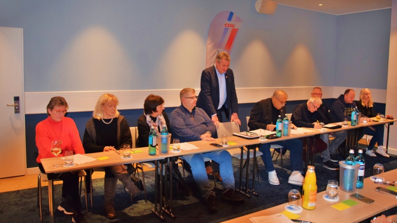 Der neue Vorstand vom CDU-Bezirksvorstand Büsum v. links: Christiane Hamer-Hollmann, Jörn Zimmermann, Gabriele Landberg, Dirk Johannsen, Gudrun Möller, Matthias Kruse, Andra Hansen und Walter Pistorius